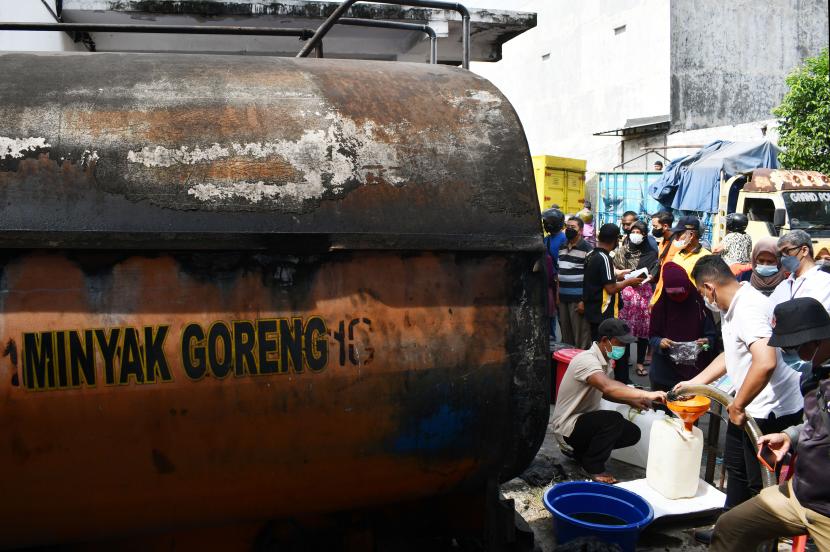Petugas melayani pembelian minyak goreng curah (ilustrasi). Pemkab Lumajang, Jawa Timur, mengupayakan pemenuhan kebutuhan minyak goreng bagi UMKM.
