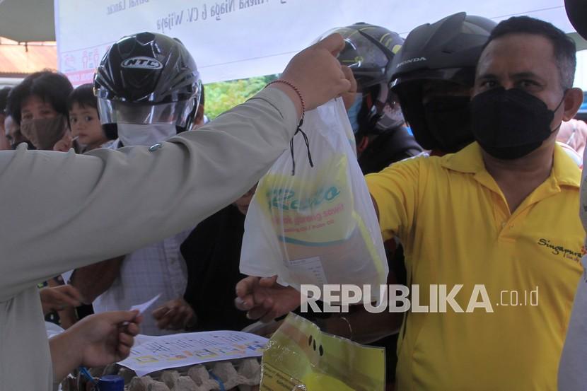 Petugas melayani pembelian minyak goreng pada operasi pasar murah (ilustrasi). Perum Bulog Divre Sulawesi Utara dan Gorontalo (Sulutgo) menjemput bola dengan memasarkan bahan kebutuhan pokok hingga kelurahan dan desa.