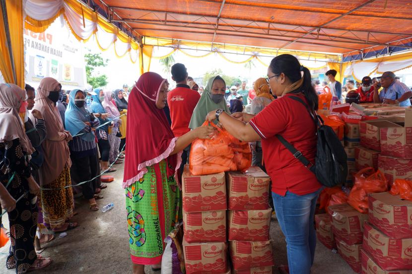 Petugas melayani pembelian sembako (ilustrasi). Badan Urusan Logistik (Bulog) bersama Pemerintah Kota Baubau, Sulawesi Tenggara, menggelar operasi pasar minyak goreng curah sebanyak 9.000 liter dengan harga Rp 14.500 per liter dan Rp 15.500 per kilo.