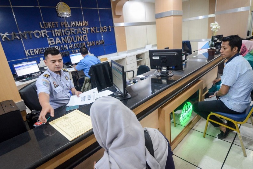 Petugas melayani pemohon paspor di Kantor Imigrasi Kelas I Bandung, Jawa Barat