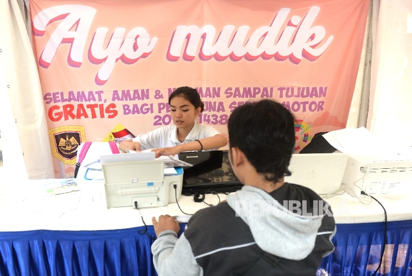 Petugas melayani pendaftar mudik gratis 2017 oleh Kemnhub di GOR Bulungan, Blok M, Jakarta, Senin (22/5).