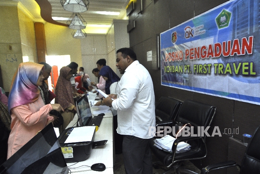 Petugas melayani pengaduan jamaah korban dugaan penipuan perjalan umrah First Travel di Kantor Bareskrim Polri Gambir, Jakarta Pusat (Ilustrasi)