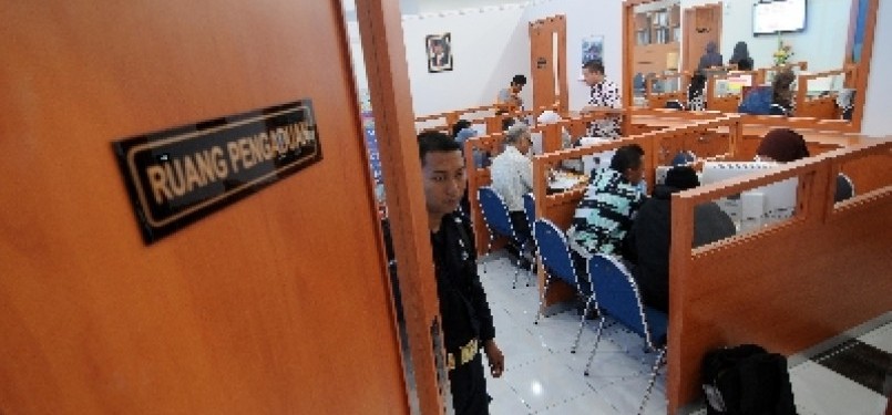 Petugas melayani pengaduan keluarga TKI di kantor Pelayanan Pengaduan TKI di Badan Nasional Penempatan dan Perlindungan Tenaga Kerja Indonesia (BNP2TKI), Jakarta.