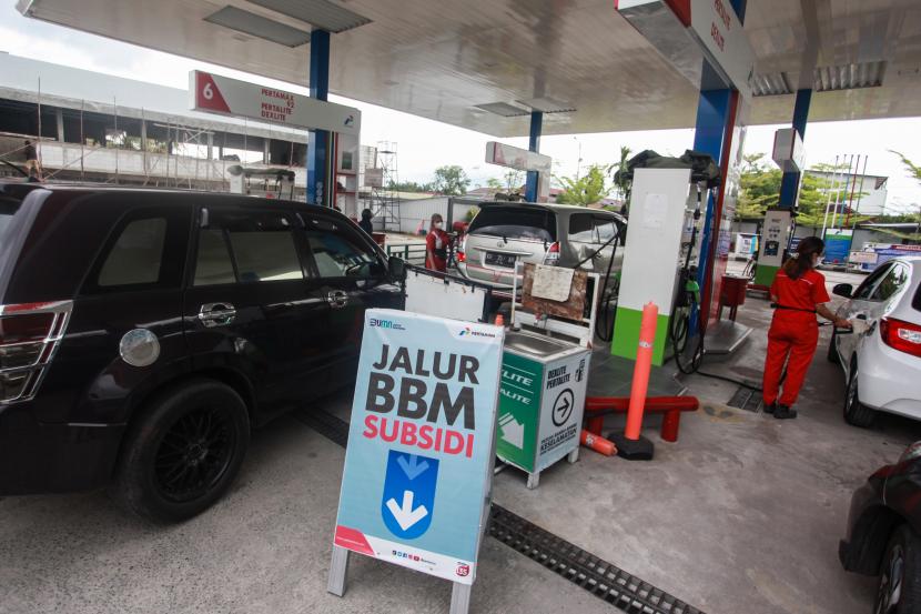 Petugas melayani pengisian bahan bakar minyak (BBM) jenis Pertalite di SPBU Yos Sudarso, Palangka Raya, Kalimantan Tengah, Sabtu (3/9/2022). Pemerintah menetapkan harga Pertalite dari Rp7.650 per liter menjadi Rp10 ribu per liter, Solar subsidi dari Rp5.150 per liter jadi Rp6.800 per liter, Pertamax nonsubsidi naik dari Rp12.500 jadi Rp14.500 per liter berlaku pada Sabtu 3 September 2022 mulai pukul 14.30 WIB. 