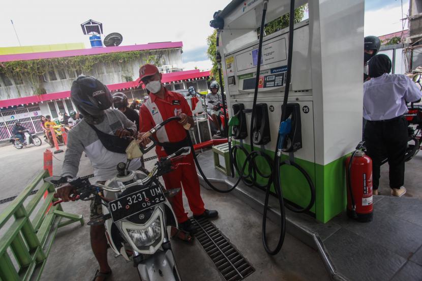 Petugas melayani pengisian bahan bakar minyak (BBM) jenis Pertalite di SPBU Yos Sudarso, Palangka Raya, Kalimantan Tengah, Sabtu (3/9/2022). Pemerintah menetapkan harga Pertalite dari Rp7.650 per liter menjadi Rp10 ribu per liter, Solar subsidi dari Rp5.150 per liter jadi Rp6.800 per liter, Pertamax nonsubsidi naik dari Rp12.500 jadi Rp14.500 per liter berlaku pada Sabtu 3 September 2022 mulai pukul 14.30 WIB. 