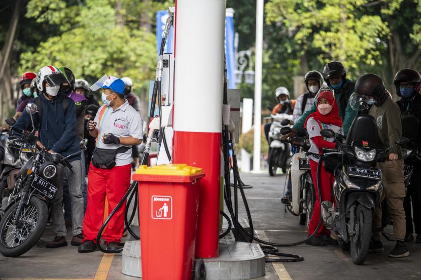 Petugas melayani pengisian BBM di SPBU Pertamina 31.40101 di Bandung, Jawa Barat, Sabtu (16/4/2022). Menteri Energi dan Sumber Daya Mineral Arifin Tasrif mengatakan pemerintah berisiko mengeluarkan dana sebesar Rp 320 triliun untuk subsidi dan kompensasi energi akibat kenaikan harga minyak dunia. 