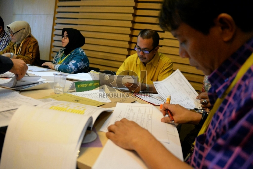 Petugas melayani penyerahkan Laporan Harta Kekayaan Penyelenggara Negara (LHKPN) untuk para bakal calon kepala daerah yang akan mengikuti pilkada serentak di Gedung KPK, Jakarta, Jumat (24/7). 