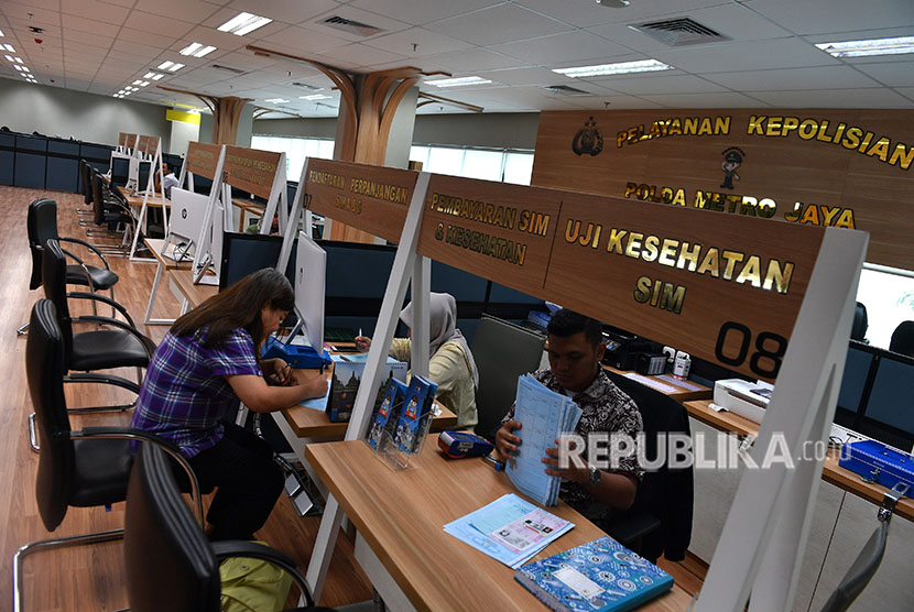 Petugas melayani perpanjangan SIM di gerai Pelayanan Kepolisian Polda Metro Jaya, Mall Pelayanan Publik, Jakarta, Jumat (22/6). DPR sempat mengusulkan wacana pengurusan SIM dan STNK dialihkan ke Kementerian Perhubungan (Kemenhub), bukan lagi di Polri. 