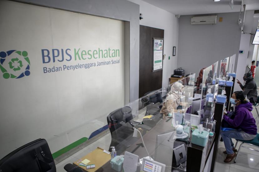 Petugas melayani peserta BPJS Kesehatan di Cikokol, Kota Tangerang, Banten, Rabu (15/12/2021). 