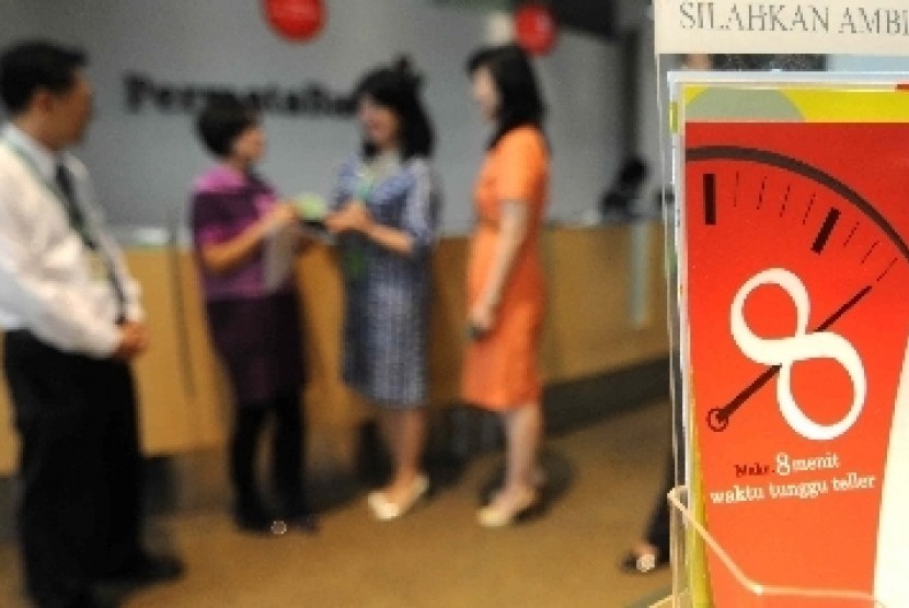 Petugas melayani transaksi nasabah di kantor pelayanan Bank Permata, Jakarta.