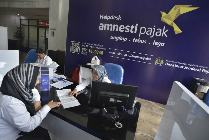  Petugas melayani wajib pajak untuk memperoleh informasi mengenai kebijakan amnesti pajak (tax amnesty) di Help Desk Kantor Pelayanan Pajak, Jakarta Pusat, Senin (22/8). 