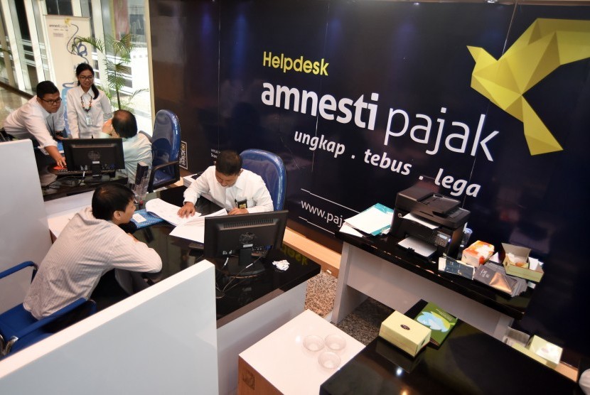 Petugas melayani wajib pajak untuk memperoleh informasi mengenai kebijakan amnesti pajak (tax amnesty) di Help Desk Kantor Wilayah Direktorat Jenderal Pajak I, Jakarta Selatan.