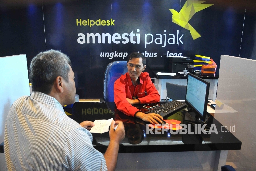 Petugas melayani wajib pajak yang ingin memperoleh informasi mengenai kebijakan amnesti pajak (tax amnesty) di Help Desk, di Gedung Direktorat Jenderal Pajak, Jakarta Pusat, Kamis (8/12). 