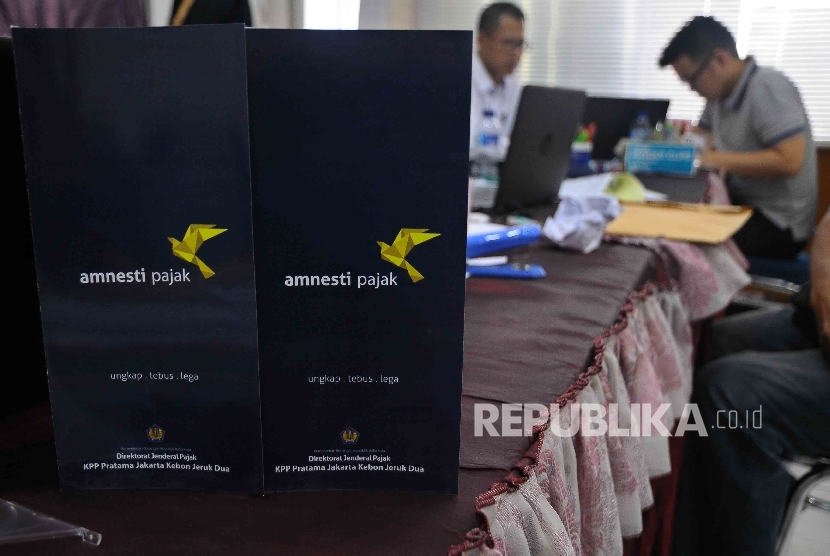 Petugas melayani wajib pajak yang mengikuti program pengampunan pajak (tax amnesty) di Kantor Pelayanan Pajak Tabah Abang, Jakarta Pusat, Kamis (29/12)