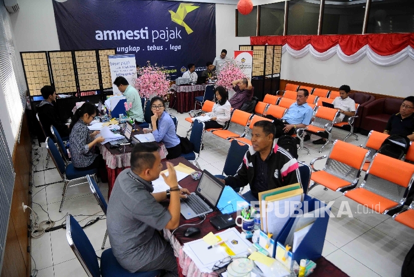 Petugas melayani wajib pajak yang mengikuti program pengampunan pajak (tax amnesty) periode kedua di Kantor Pelayanan Pajak Tabah Abang, Jakarta Pusat.