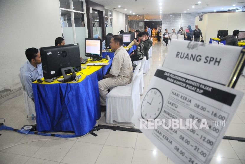 Petugas melayani wajib pajak yang mengikuti program tax amnesty di Kantor Pusat Ditjen Pajak, Jakarta, beberapa waktu lalu.
