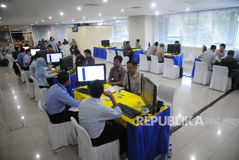 Petugas melayani wajib pajak yang mengikuti program tax amnesty di Kantor Pusat Ditjen Pajak, Jakarta. ilustrasi 