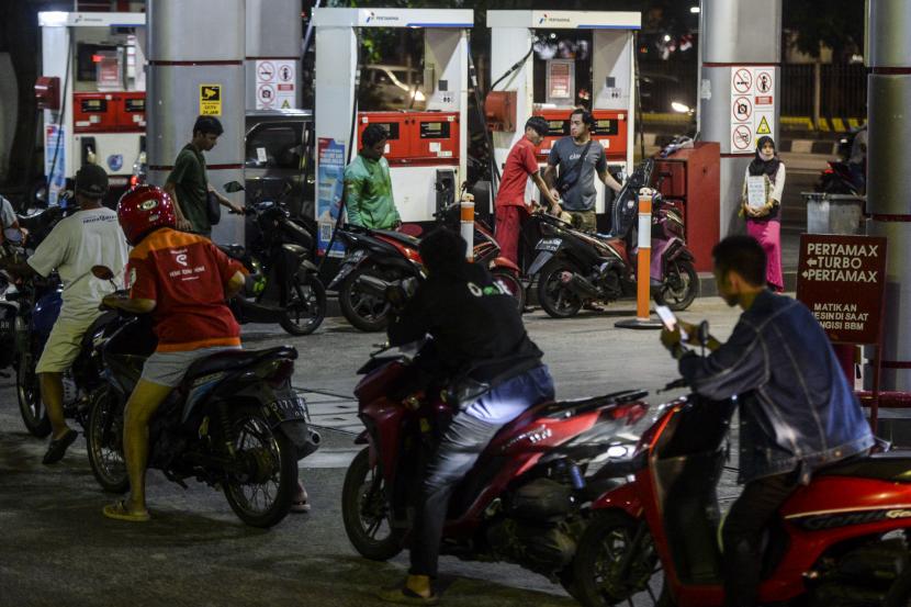 Petugas melayani warga mengisi bensin Pertalite di Jakarta.