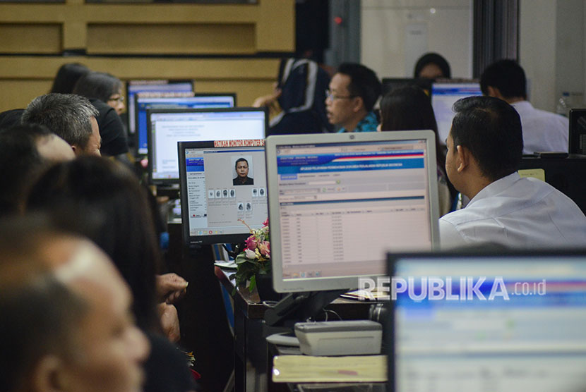 Petugas melayani warga saat pembuatan paspor di Kantor Imigrasi Kelas I Kota Bandung, Jawa Barat.