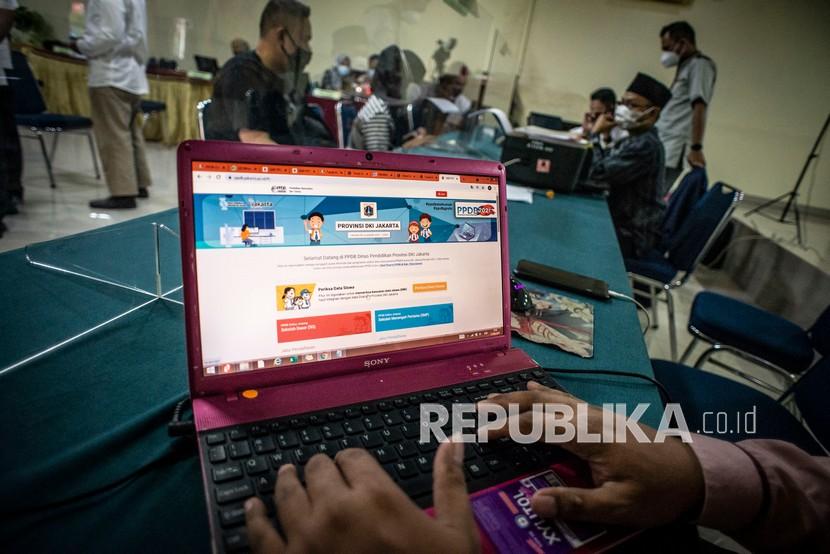 Petugas melayani warga yang berkonsultasi terkait pendaftaran daring Penerimaan Peserta Didik Baru (PPDB) ilustrasi