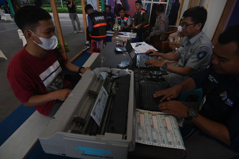 Petugas melayani warga yang datang untuk membayar pajak (ilustrasi). Penerimaan pajak daerah di Kabupaten Kudus, Jawa Tengah, selama Januari hingga 18 Juli 2022 mencapai sebesar Rp 75,73 miliar atau 52,36 persen dari rencana penerimaan sebesar Rp 144,62 miliar.