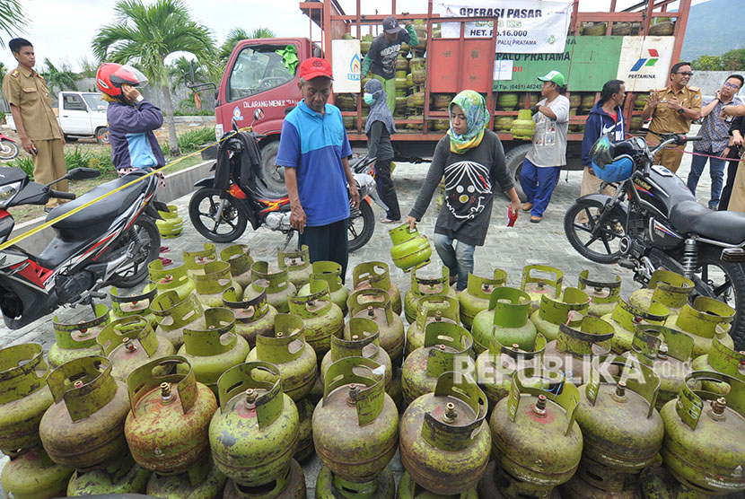 Petugas melayani warga yang membeli elpiji tiga kilogram bersubsidi dalam operasi pasar (OP) yang digelar di Palu, Sulawesi Tengah, Selasa (5/6). 