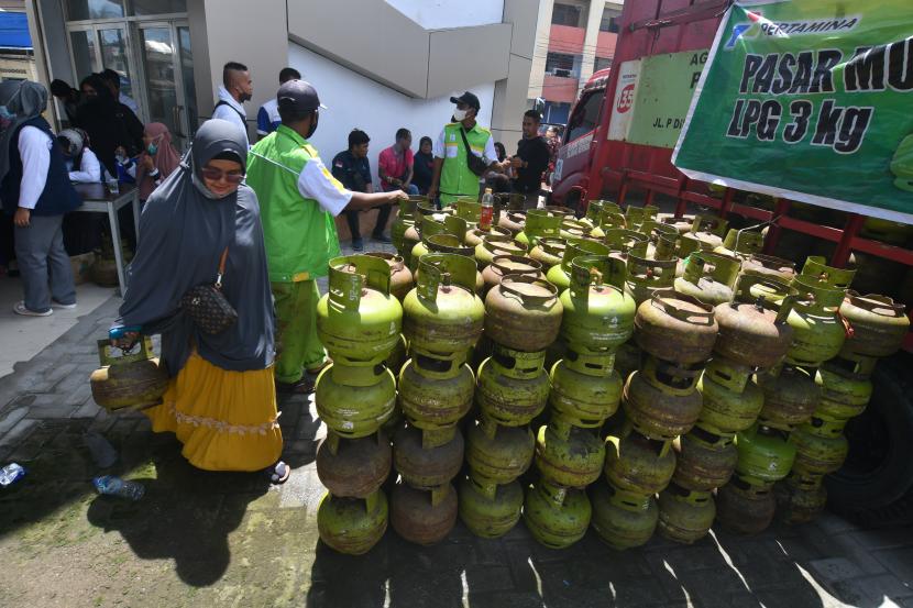 Petugas melayani warga yang membeli gas elpiji 3 kilogram, Rabu (16/3/2022). Hiswana Migas Cianjur, Jawa Barat, menjamin ketersediaan gas elpiji 3 dan 5 kilogram, aman selama bulan puasa hingga lebaran.