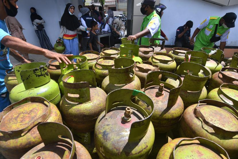 Petugas melayani warga yang membeli gas elpiji 3 kilogram bersubsidi pada pasar murah yang dilaksanakan Pemerintah Kota Palu di Palu, Sulawesi Tengah, Rabu (16/3/2022). Secara total, subsidi elpiji 3 kg tahun 2021 ada di angka Rp67,62 triliun.