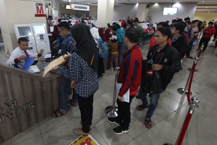 Petugas melayani warga yang mengurus dokumen kependudukan di Mall Pelayanan Publik Surabaya, Jawa Timur, Senin (10/6/2019).