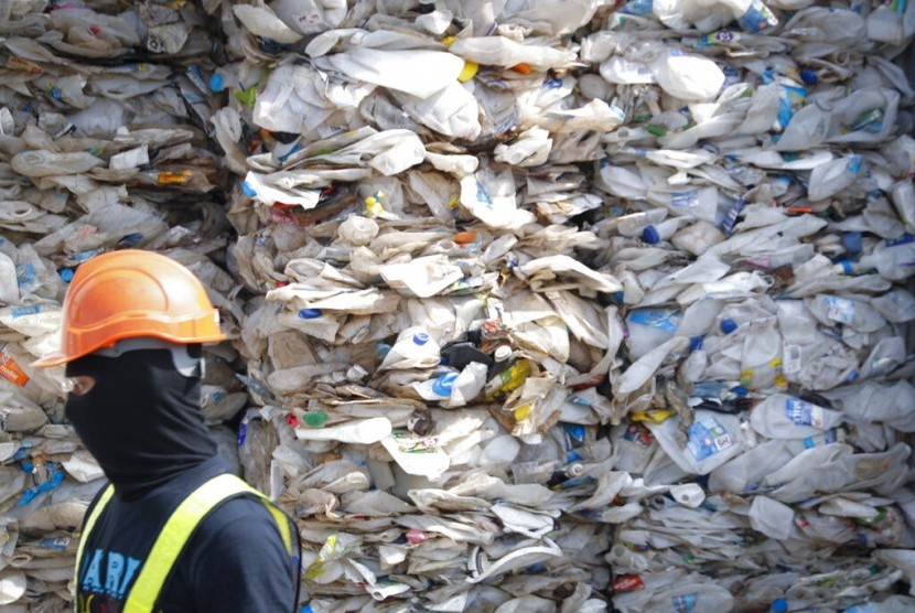 Petugas melewati kontainer berisi sampah plastik dari Australia di Pelabuhan Klang, Malaysia. Malaysia mengembalikan 150 kontainer berisi sampah plastik ke negara asalnya.