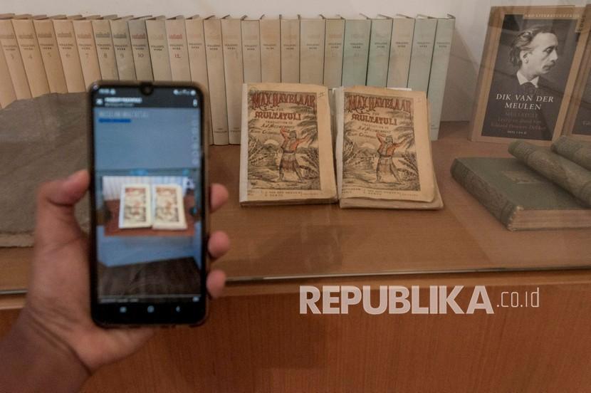 Petugas melihat buku Multatuli karya Max Havelaar di Museum Multatuli di Lebak, Banten (ilustrasi) 