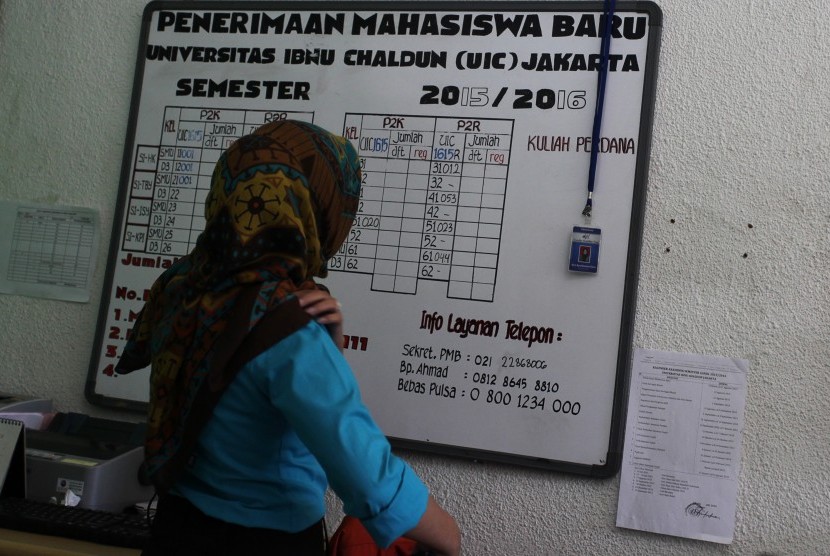 Petugas melihat daftar penerimaan mahasiswa baru di kampus Unversitas Ibnu Chaldun Jakarta di Jakarta, Senin (5/10). 