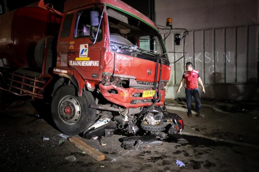 Lima orang meninggal akibat kecelakaan maut di Tol