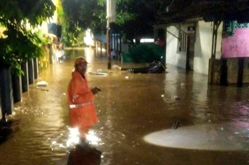 Petugas melihat kondisi banjir di kawasan Pasar Minggu, Jakarta Selatan, Sabtu (25/5/2024),