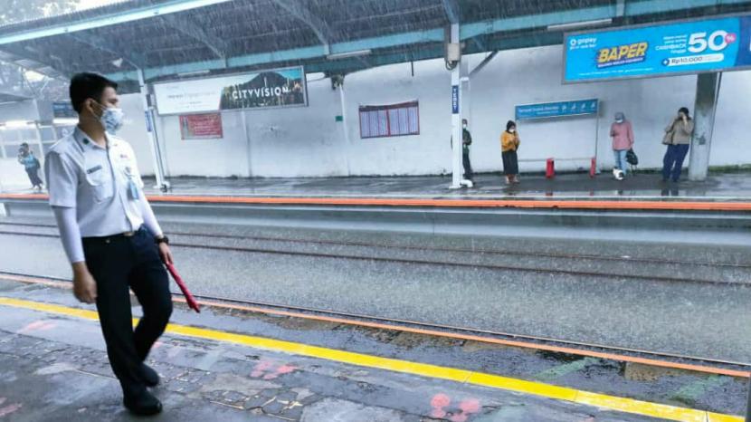 Petugas melihat kondisi rel kereta yang tergenang air di Stasiun Tebet, Jakarta Selatan, Kamis (18/2). Sore ini sejumlah kawasan di Jakarta, tepatnya 13 RW, terendam banjir.