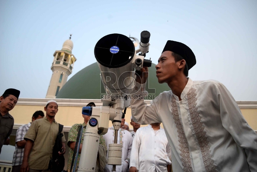 Petugas melihat posisi hilal (bulan) untuk menetapkan 1 Ramadan 1436 H di Pondok Pesantren Al-Hidayah, Jakarta Barat, Selasa (16/6).(Republika/Yasin Habibi)