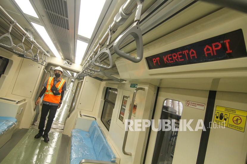Petugas melintas di dalam gerbong kereta di Stasiun LRT TMII, Jakarta, Rabu (9/6/2021). Perkembangan pembangunan transportasi Lintas Rel Terpadu atau Light Rapid Transit (LRT) yang akan melintas di Jakarta - Bogor - Depok - Bekasi (Jabodebek) tersebut sudah mencapai 84,7 persen yang diharapkan pada April 2022 sudah dapat diuji coba.