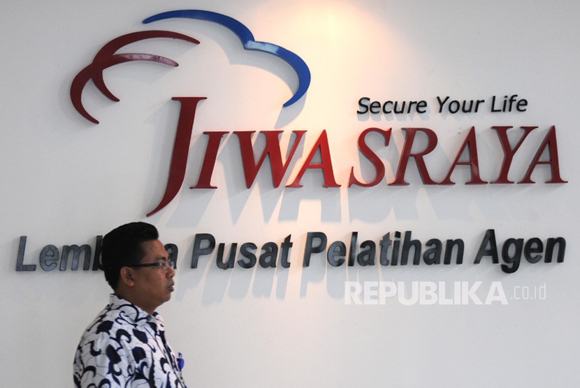 Petugas melintas di depan logo PT Asuransi Jiwasraya.(Republika/Wihdan)