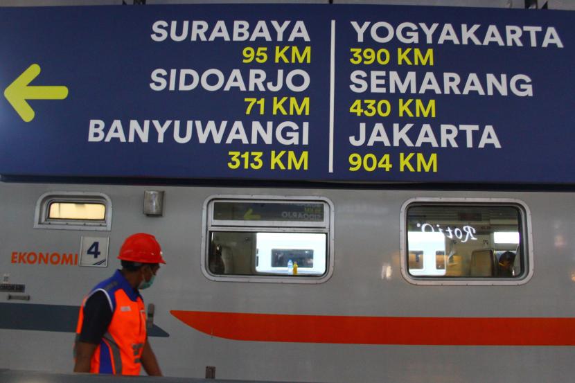 [Ilustrasi] Petugas melintas di depan papan penunjuk jarak tujuan KA jarak jauh di Stasiun Kotabaru, Malang, Jawa Timur.
