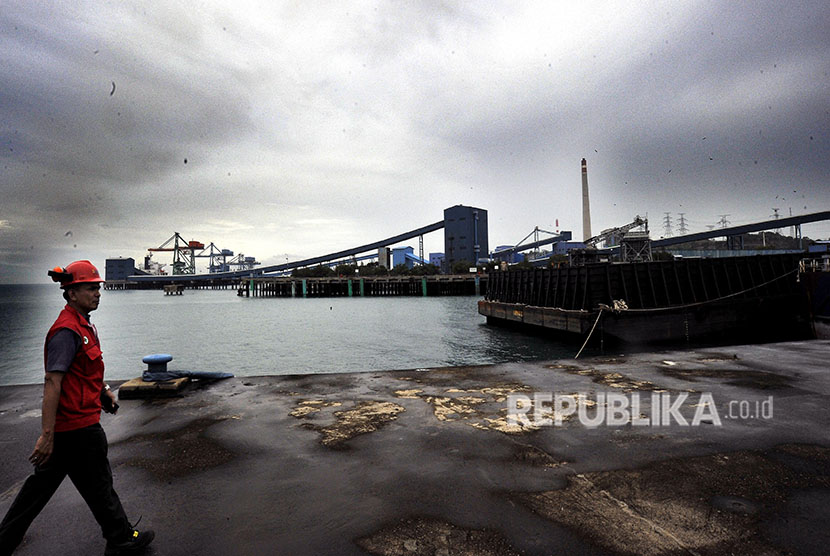 Petugas melintas di dermaga logistik PLTU Suralaya, Cilegon, Banten, Jumat (13/4).