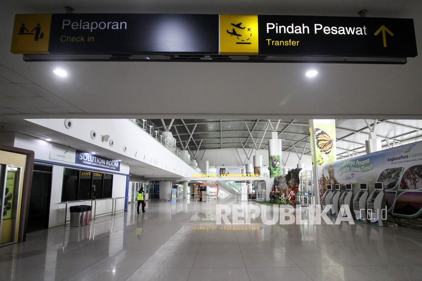 Petugas melintas di keberangkatan Terminal 2 Bandara Internasional Juanda Surabaya di Sidoarjo, Jawa Timur, Jumat (31/12/2021). PT Angkasa Pura (AP) I (Persero) memastikan Bandara Juanda siap menerima peberbangan internasional.