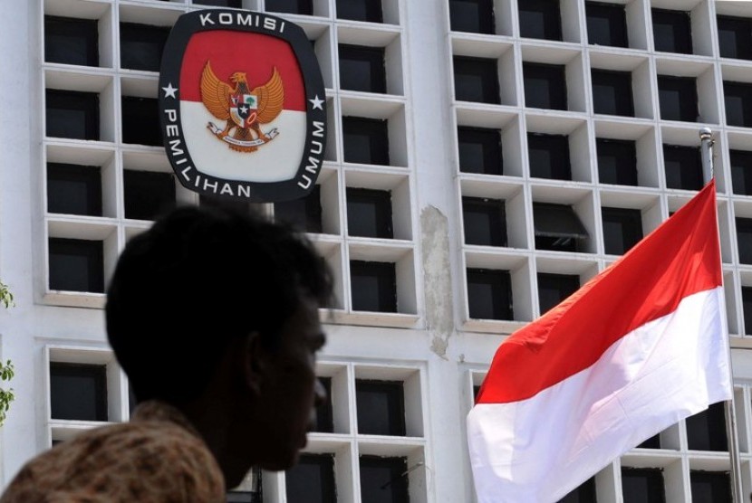 Petugas melintas dihalaman kantor Komisi Pemilihan Umum (KPU) Jakarta, Jumat(7/9). 