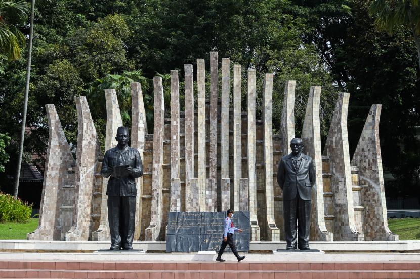 Petugas melintasi area Tugu Proklamasi, Jakarta, Ahad (9/1/2022). Di kompleks ini, berdiri gagah patung dua bapak bangsa, Sukarno dan Mohammad Hatta.