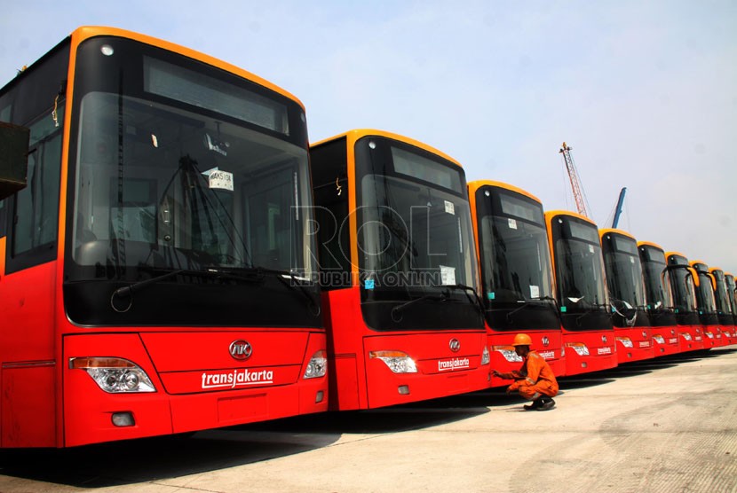 The increasing number of Transjakarta buses increases the demands of gas station. (Illustration)