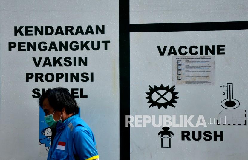 Petugas melintasi tempat penyimpanan vaksin COVID-19 Sinovac di Kantor Dinas Kesehatan Sulsel, Makassar, Sulawesi Selatan, Selasa (5/2/2020). Sebanyak 30 ribu dosis vaksin COVID-19 Sinovac tahap pertama tiba di Makassar yang diperuntukkan bagi tenaga medis di Sulawesi Selatan. 