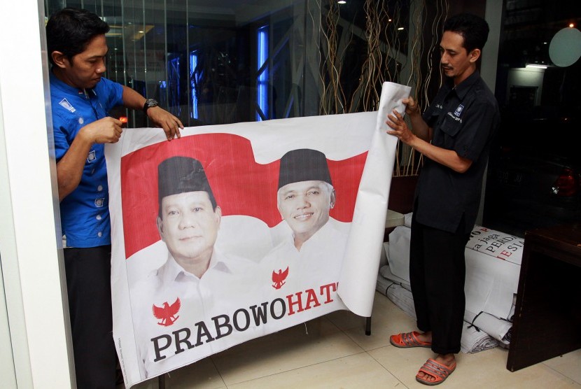 Petugas melipat spanduk Prabowo-Hatta di Kantor Dewan Pimpinan Pusat (DPP) Partai Amanat Nasional (PAN), Jakarta, Selasa (22/7). 