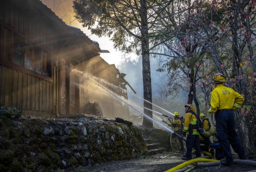 Petugas memadamkan api di sebuah rumah Sonoma County, California, Amerika, Selasa (29/10).