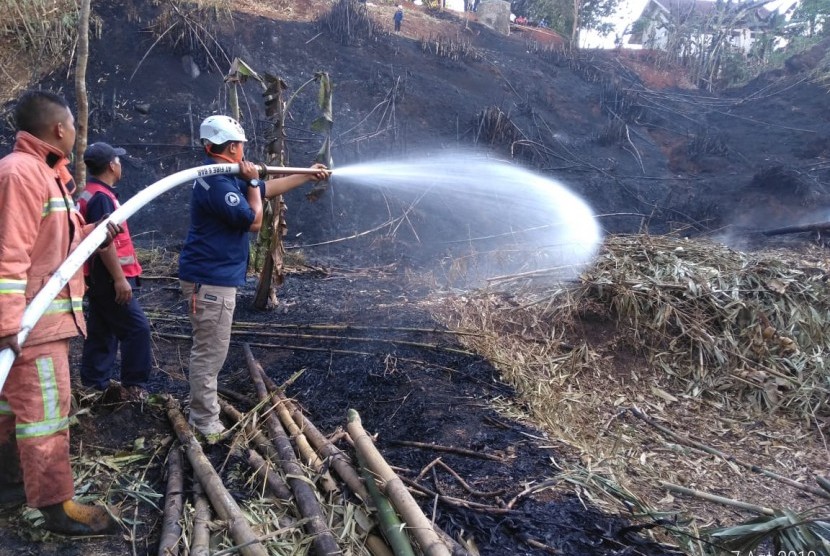 Petugas memadamkan api yang membakar lahan warga di Dusun Sarayuda, Desa Kertaharja, Kecamatan Cijeungjing, Kabupaten Ciamis, Rabu (7/8)