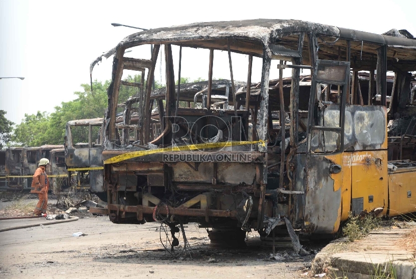 Kebakaran Pool Bus TransJakarta | Republika Online