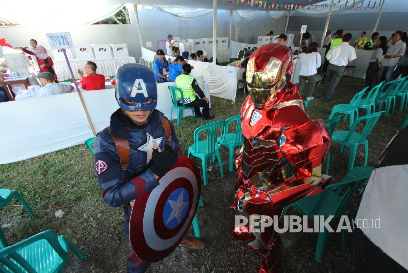 Dua orang petugas memakai kostum super hero dalam Pilkada Serentak 2018, di Tempat Pemungutan Suara (TPS) 20, 21 dan 22, di Cigadung, Kota Bandung, Rabu (27/6).